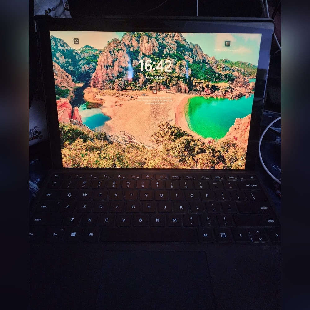 Like new- Microsoft surface pro 7. 8 gb ram 256 gb storage